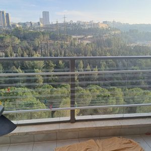 מתלה כביסה מתקפל על מעקה זכוכית מיועד למרפסת שמש כולל התקנה